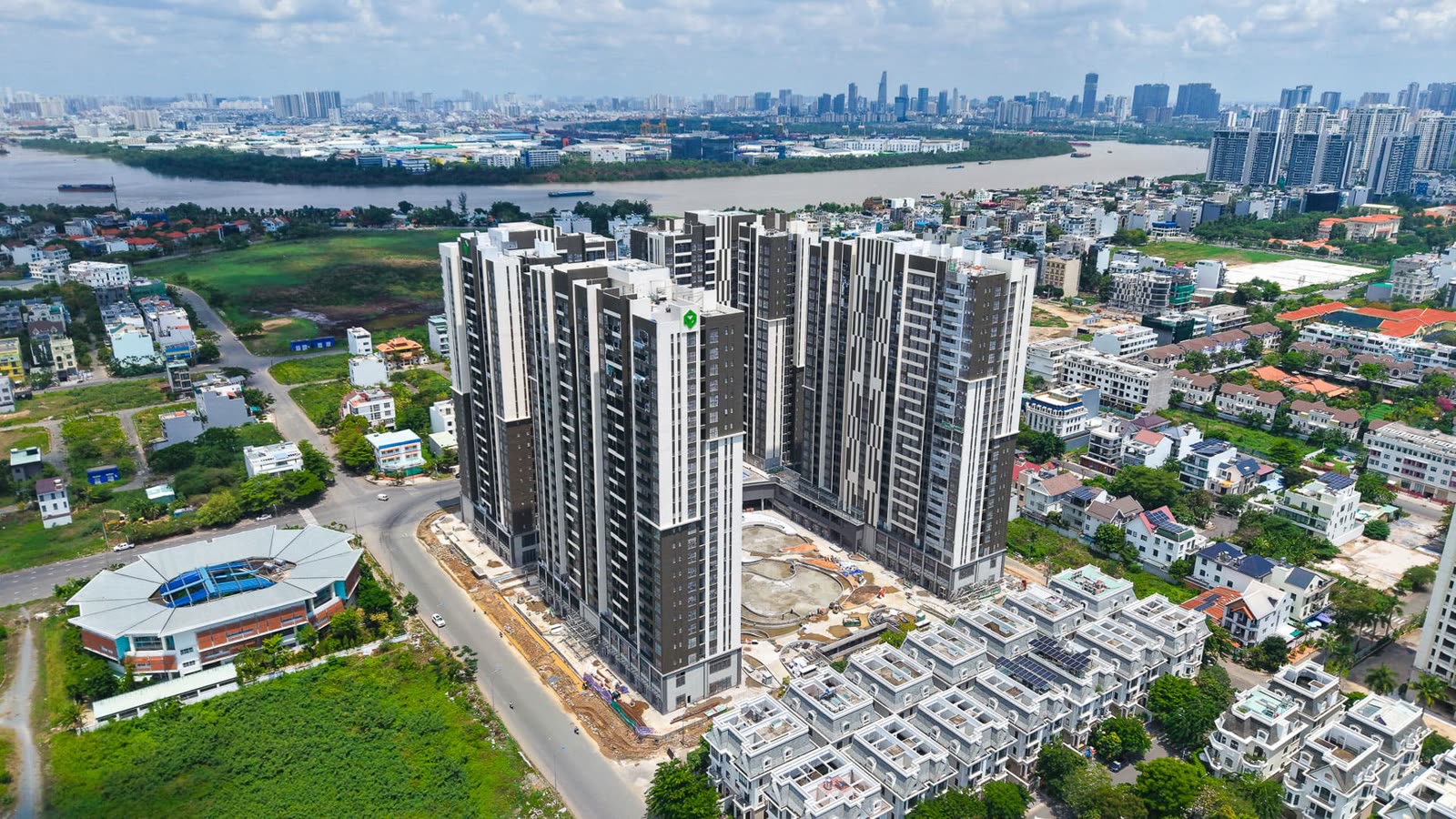 Toàn cảnh 4 tháp Victoria Village đang bàn giao 2026 nhìn từ trên cao, bên sông Sài Gòn, Thạnh Mỹ Lợi (Cát Lái), TP Thủ Đức